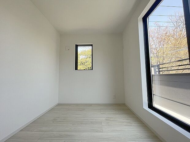 スマートなデザインと賢い収納が生活を快適にします。広々とした雰囲気を演出する工夫が施され、生活空間の魅力を引き出します。  