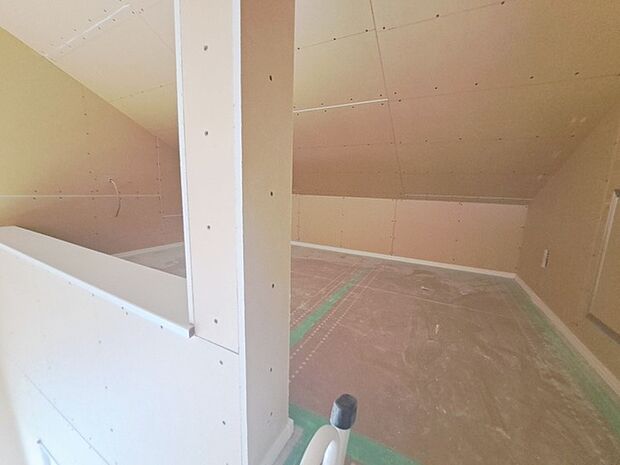 大きな屋根裏部屋はなんだかワクワクしてしまうスペース。趣味の空間や子供のワークスペース、季節物の収納など色々な用途に利用できそうな予感。