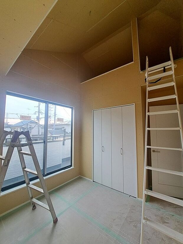 吹抜けの空間を意識した開放感のある間取り。そして上部にロフトを配置。スタイリッシュかつ収納も豊富で長く機能的に住める家を目指して。 