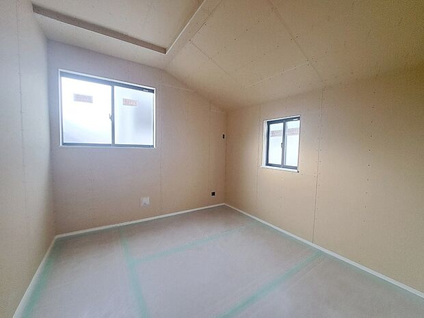 勾配天井の2階のお部屋。この勾配の角度がお洒落な雰囲気を感じさせてくれます。 