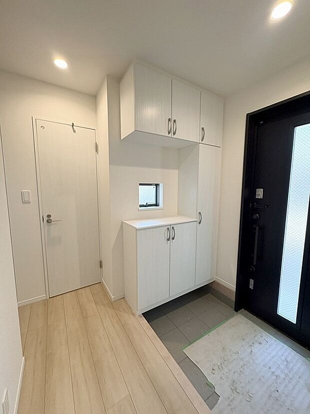 玄関は家の第一印象を左右する重要な場所。ほどよい広さとスタイリッシュな色遣いが印象的です。 