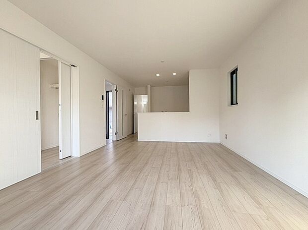 家族の集まるリビングは気持ちの良い自然光が差し込む団欒空間。室内のご見学予約も随時、受付中ですのでお気軽にお問合せください。 