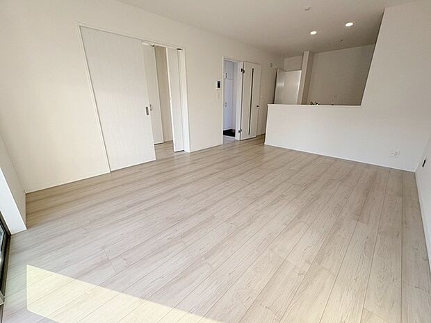 家族が食事するダイニングスペースをキッチンから見渡せる設計に。お料理をしながら家族とのコミュニケーションが増えそうな予感。