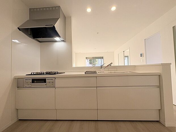 カウンターキッチンならではの開放的な見通し、全体が見渡せることでご家族の団欒スペースもより明るく笑顔が溢れる空間となります。 