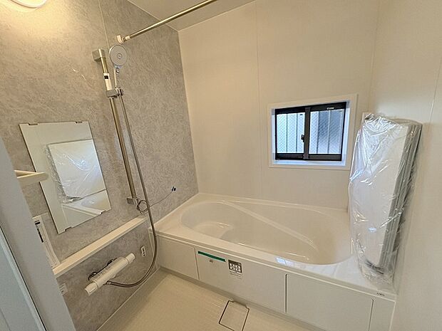 一日の疲れを癒してくれるゆったりとしたバスルームです。 