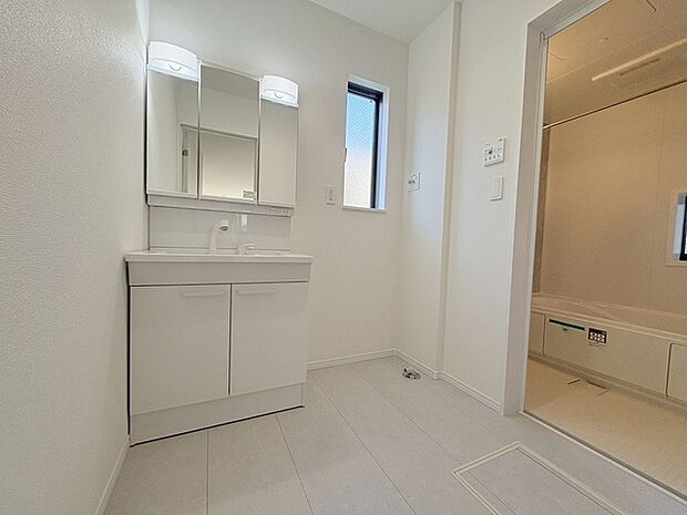 使いやすいタイプの洗面化粧台のあるランドリースペース