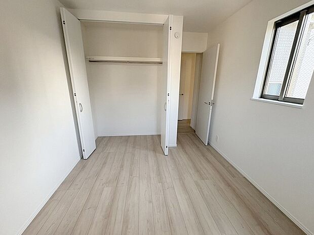 各所に効率的に配置された収納スペースがあり、日常のモノをすっきりと収納できます。 