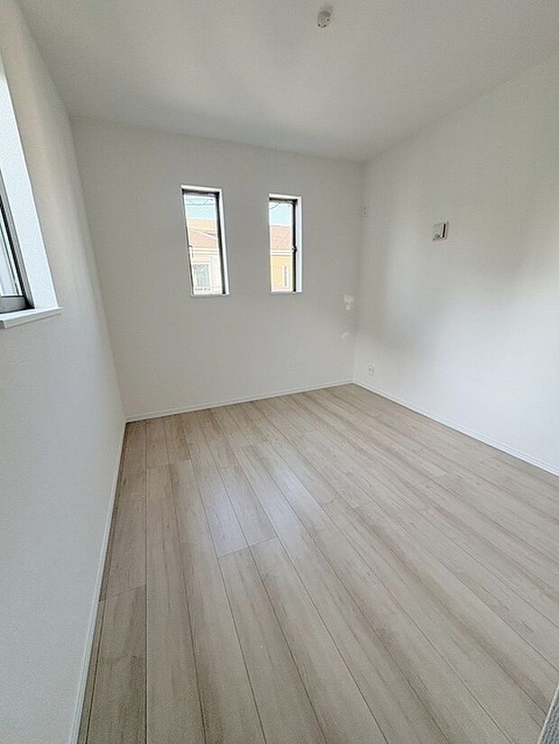 洋室はモダンなデザインと機能性を備え、快適な生活空間に。明るい窓から差し込む自然光が広々とした空間をさらに明るく開放的に感じさせます。  