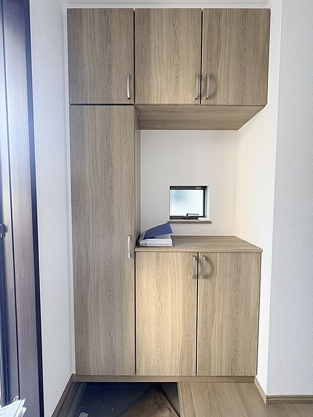 コンパクトながらも、使い勝手の良い玄関スペース。明るいデザインと、収納スペースを効果的に配置することで、使い勝手を最大限に引き出しています。 