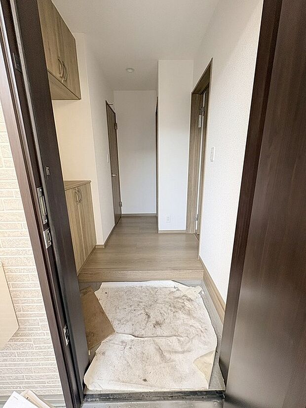 玄関は家の第一印象を左右する重要な場所。ほどよい広さとスタイリッシュな色遣いが印象的です。