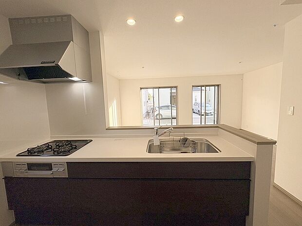 お料理をしながらリビングの家族やゲストとの会話が楽しめるカウンタータイプのキッチン。毎日のお料理を楽しく快適に。