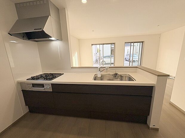 お料理をしながらリビングの家族やゲストとの会話が楽しめるカウンタータイプのキッチン。毎日のお料理を楽しく快適に。