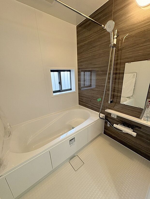 一日の疲れを癒してくれるゆったりとしたバスルームです。