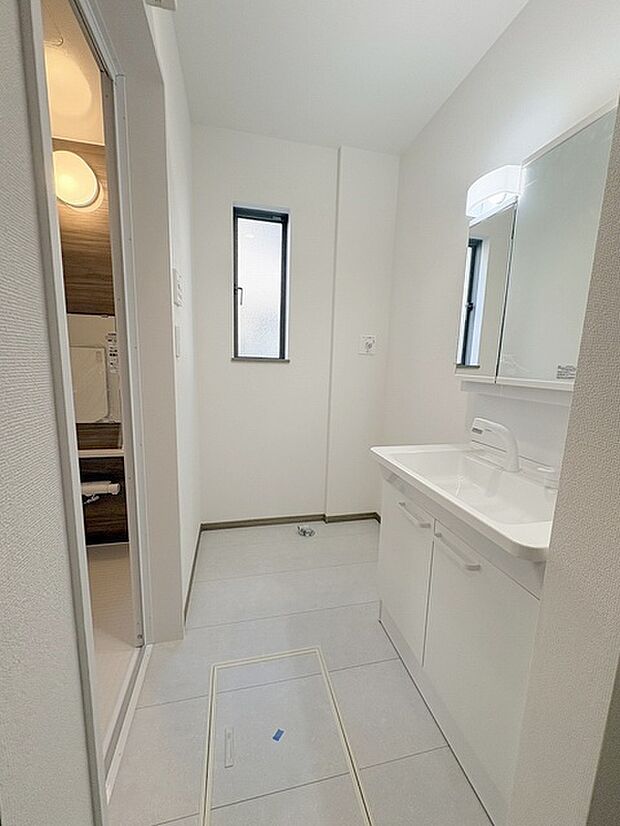 使いやすいタイプの洗面化粧台のあるランドリースペース 