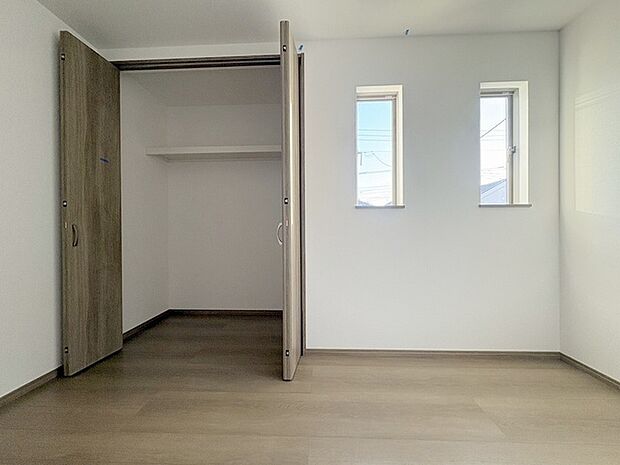各所に効率的に配置された収納スペースがあり、日常のモノをすっきりと収納できます。 