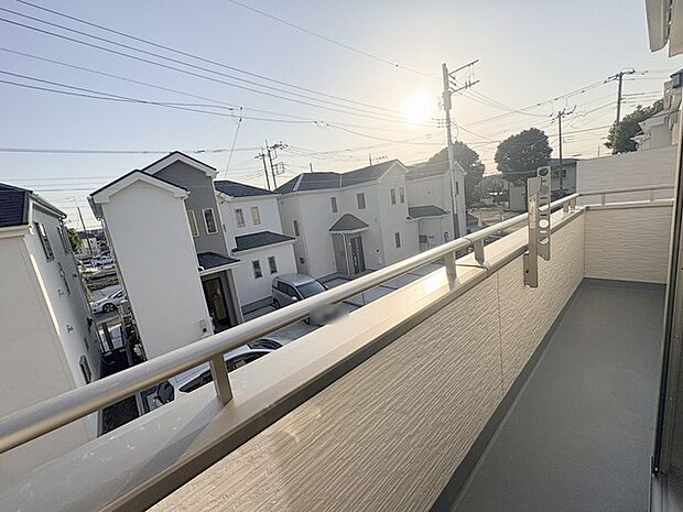 季節の変化や天気の良い日には、バルコニーでの時間が心地よく、気分をリフレッシュさせることができます。