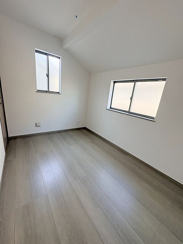 勾配天井の2階のお部屋。この勾配の角度がお洒落な雰囲気を感じさせてくれます。 