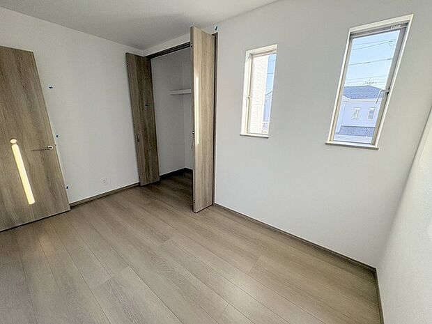 洋室はモダンなデザインと機能性を備え、快適な生活空間に。明るい窓から差し込む自然光が広々とした空間をさらに明るく開放的に感じさせます。