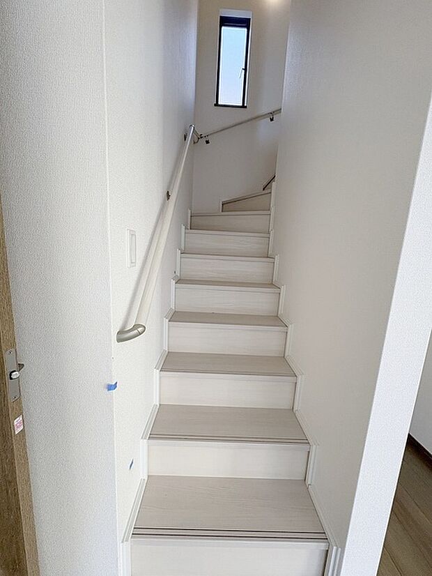 実際に室内をご見学頂くと生活のイメージが広がると思います。家具を置いたイメージや窓からの景色など。周辺で販売に出している物件も一緒にまとめてご見学頂き、比較する事もできます。