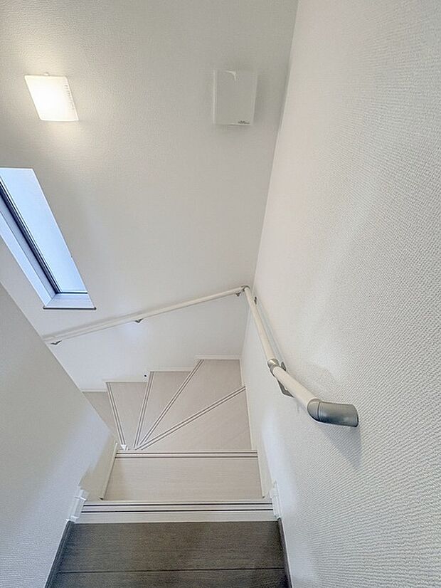 実際に室内をご見学頂くと生活のイメージが広がると思います。家具を置いたイメージや窓からの景色など。周辺で販売に出している物件も一緒にまとめてご見学頂き、比較する事もできます。