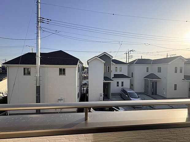 窓からの眺望です。実際に現地で眺望もご確認ください。 