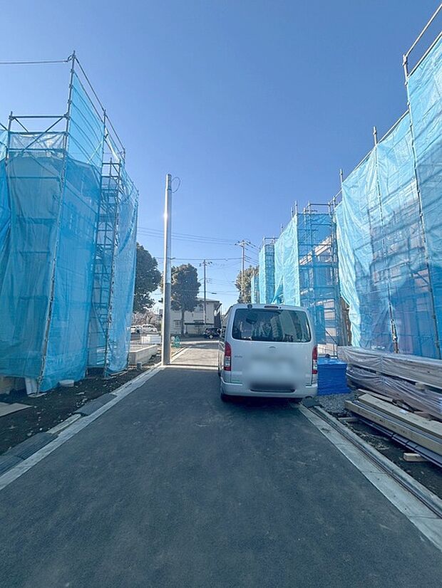 安心して暮らすことのできる住宅街。　住宅地の道路は一般に交通量が少なく車などの騒音が少ないため、住民にとって静かな生活環境が提供されます。 