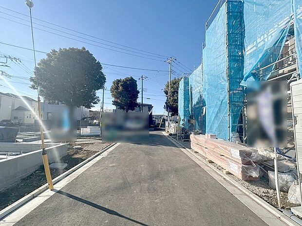 安心して暮らすことのできる住宅街。　住宅地の道路は一般に交通量が少なく車などの騒音が少ないため、住民にとって静かな生活環境が提供されます。 