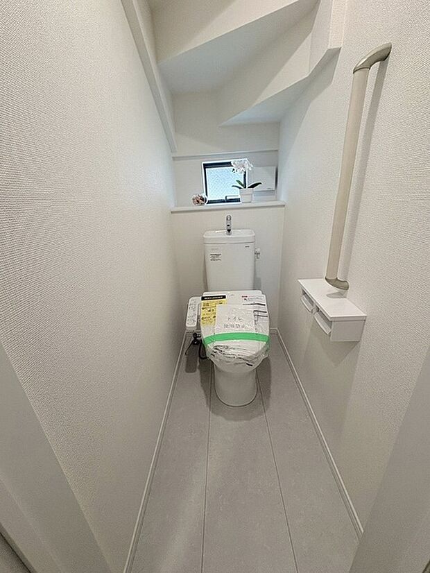 階段下を有効活用したトイレスペース。 便座はもちろんウォシュレット。