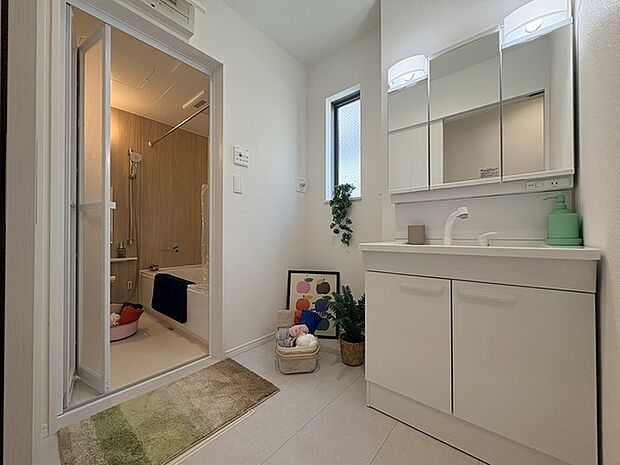 三面鏡に洗面台。 コンセントに照明機能、多機能性を備えた設備です。