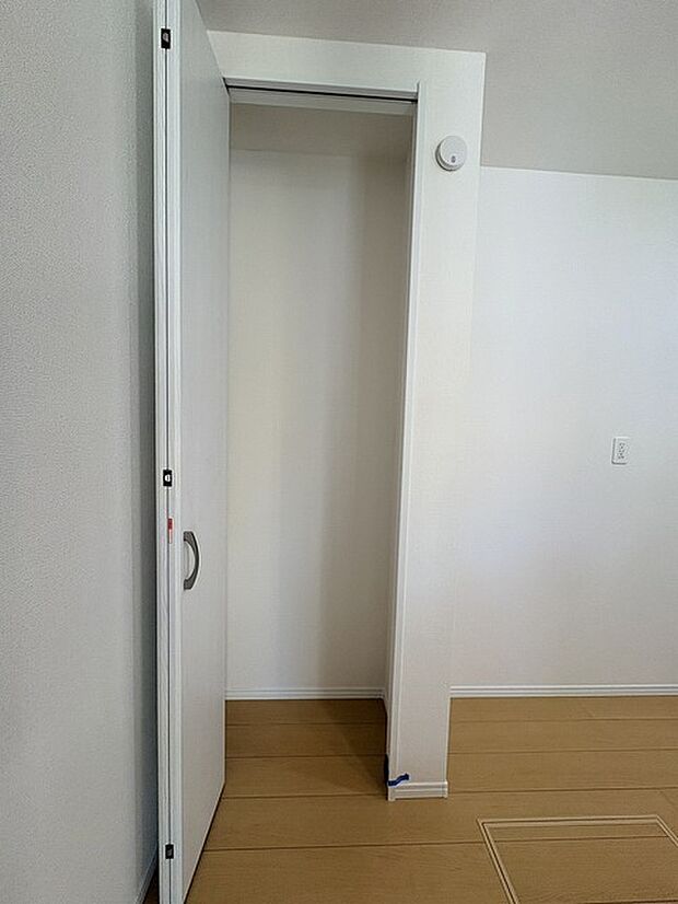 豊富な収納スペースもこの物件の特長の一つ。各所に収納が完備されており、生活をスッキリと整えることができます。