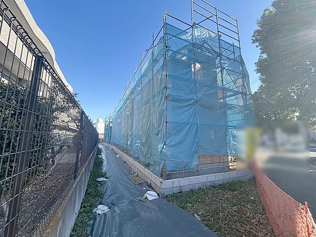 現在建物を建築中です、建築中の物件については現地確認の他、同施工会社の完成施工例のご案内、担当者のプレゼンテーションにてご検討ください。適切なご検討の方法をご説明させて頂きます。 