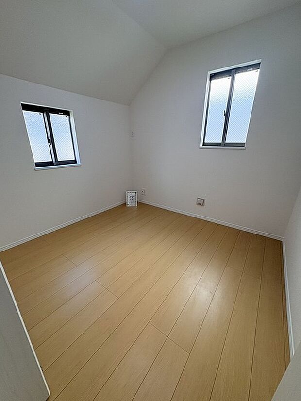 勾配天井の2階のお部屋。この勾配の角度がお洒落な雰囲気を感じさせてくれます。
