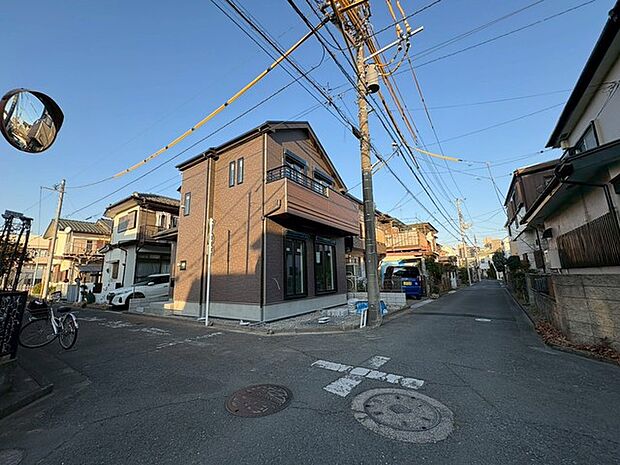 安心して暮らすことのできる住宅街。　住宅地の道路は一般に交通量が少なく車などの騒音が少ないため、住民にとって静かな生活環境が提供されます。 