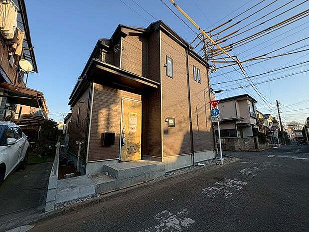 周辺の街並みの中で適度な主張、生活に溶け込むシンプルなデザインの外観が魅力の一戸建です。 