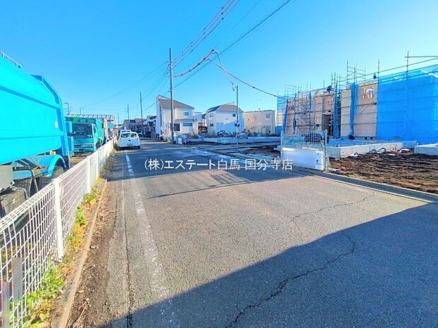 安心して暮らすことのできる住宅街。　住宅地の道路は一般に交通量が少なく車などの騒音が少ないため、住民にとって静かな生活環境が提供されます。 