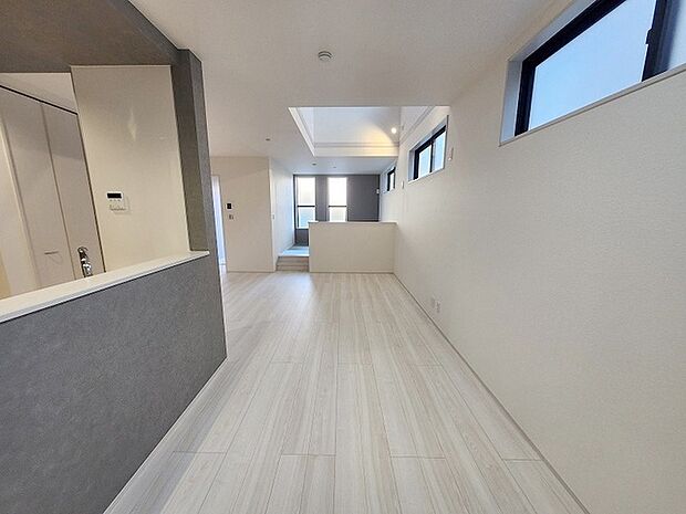 家族が食事するダイニングスペースをキッチンから見渡せる設計に。お料理をしながら家族とのコミュニケーションが増えそうな予感。