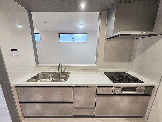 お料理をしながらリビングの家族やゲストとの会話が楽しめるカウンタータイプのキッチン。毎日のお料理を楽しく快適に。