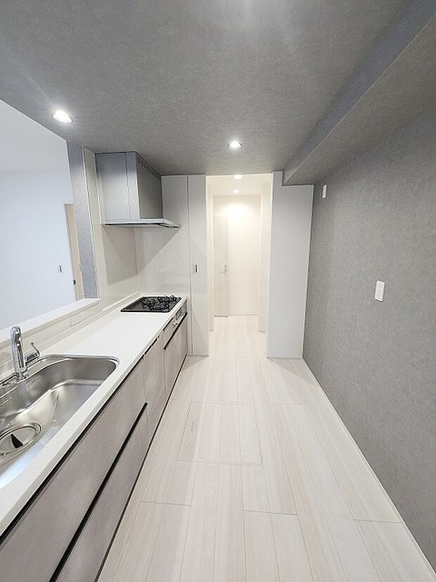 カウンターキッチンならではの開放的な見通し、全体が見渡せることでご家族の団欒スペースもより明るく笑顔が溢れる空間となります。 