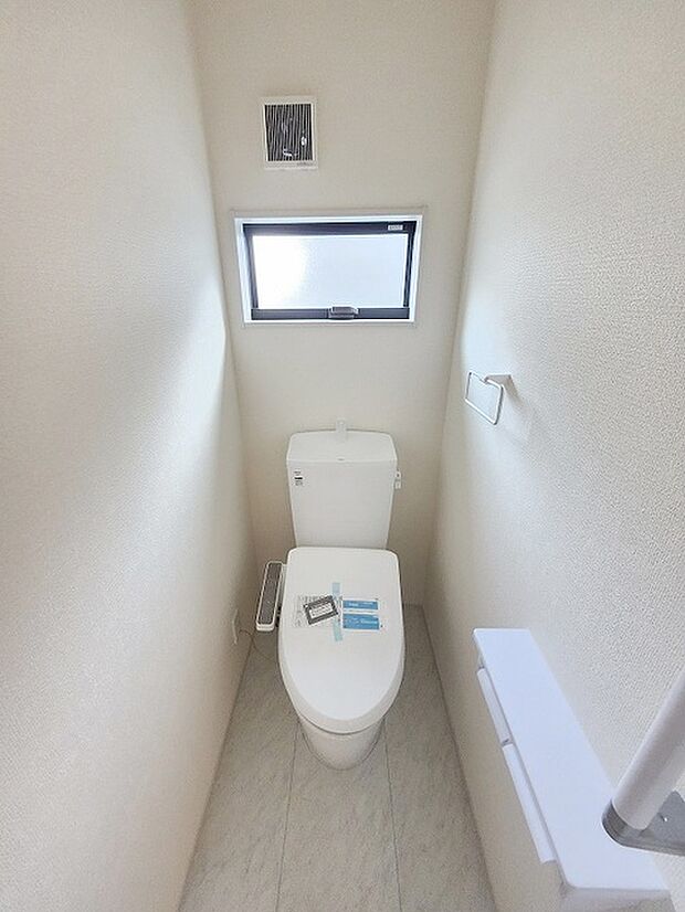 トイレにはウォシュレット機能を標準装備。