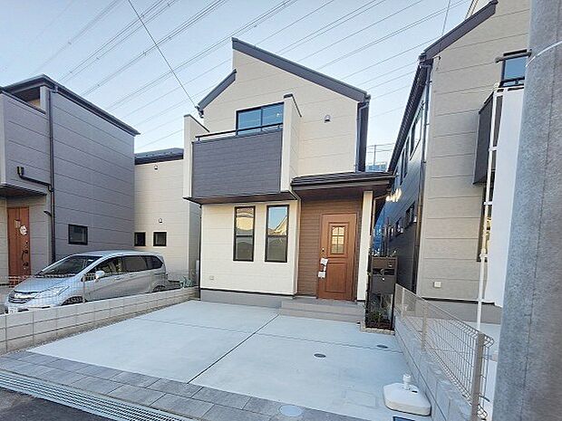 周辺の街並みの中で適度な主張、生活に溶け込むシンプルなデザインの外観が魅力の一戸建です。