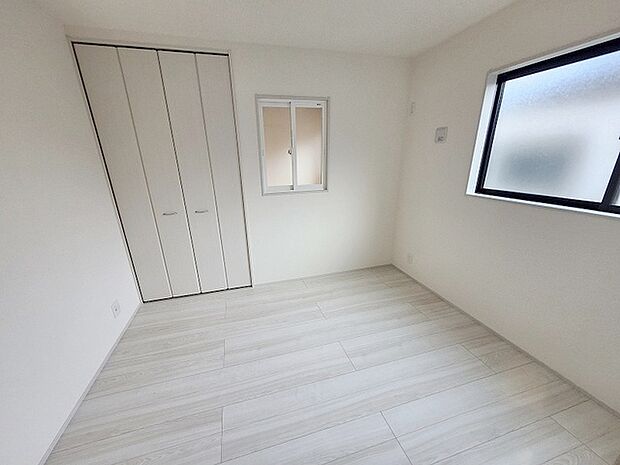 洋室はモダンなデザインと機能性を備え、快適な生活空間に。明るい窓から差し込む自然光が広々とした空間をさらに明るく開放的に感じさせます。