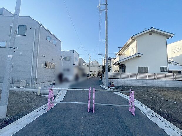 安心して暮らすことのできる住宅街。 住宅地の道路は一般に交通量が少なく車などの騒音が少ないため、住民にとって静かな生活環境が提供されます。