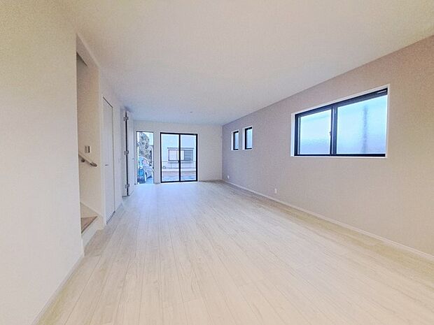 ゆとりのあるサイズのリビングダイニング。 お食事スペースと、お寛ぎ空間を分けてご利用可能。 少し大きめのソファーを置いて、 一家団欒なお時間をご共有ください。 