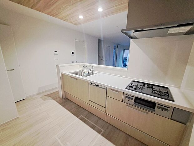 お料理をしながらリビングの家族やゲストとの会話が楽しめるカウンタータイプのキッチン。毎日のお料理を楽しく快適に。