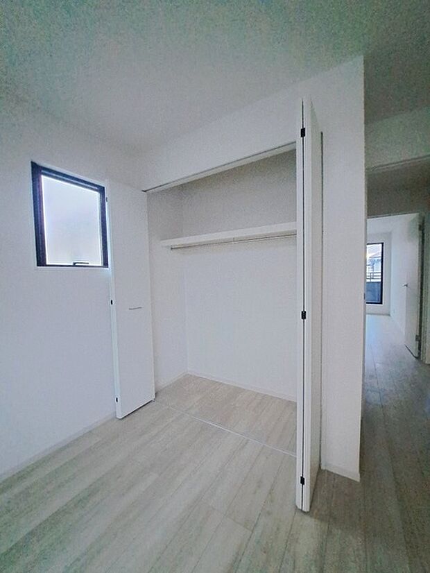 豊富な収納スペースもこの物件の特長の一つ。各所に収納が完備されており、生活をスッキリと整えることができます。