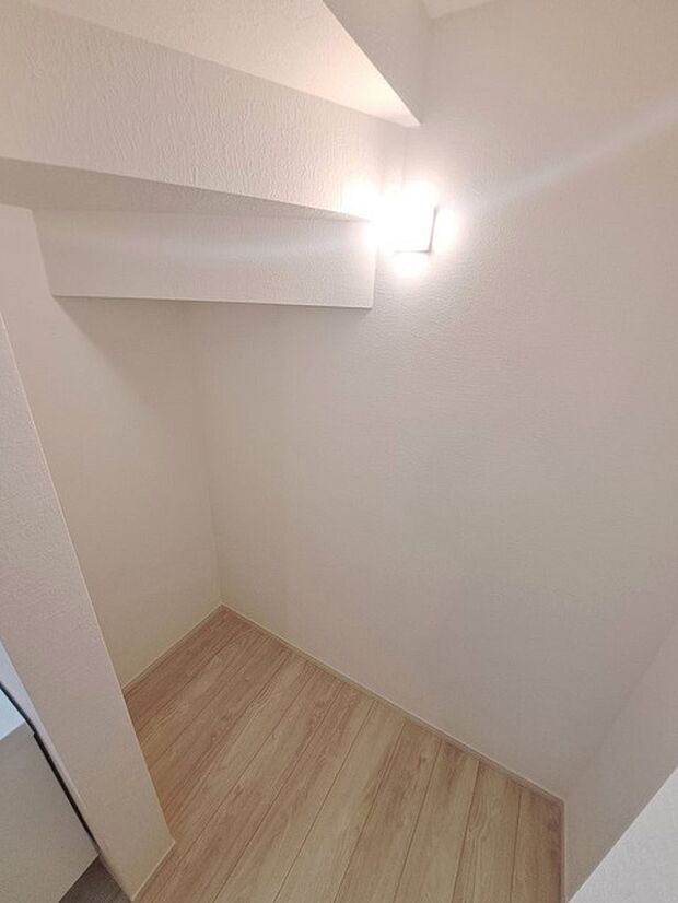 各所に効率的に配置された収納スペースがあり、日常のモノをすっきりと収納できます。