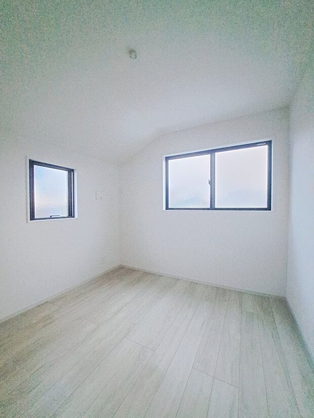 洋室はモダンなデザインと機能性を備え、快適な生活空間に。明るい窓から差し込む自然光が広々とした空間をさらに明るく開放的に感じさせます。