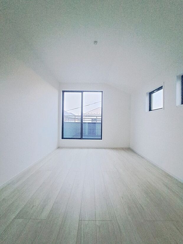 スマートなデザインと賢い収納が生活を快適にします。広々とした雰囲気を演出する工夫が施され、生活空間の魅力を引き出します。