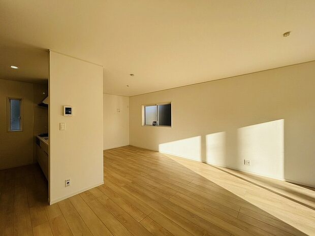 実際に室内をご見学頂くと生活のイメージが広がると思います。家具を置いたイメージや窓からの景色など。周辺で販売に出している物件も一緒にまとめてご見学頂き、比較する事もできます。