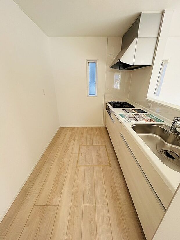 キッチンコンロスペースの近くには、空気の入れ替えが可能な開口部を設置！！ お料理をする際には、換気扇を回しながら匂いが籠らない様に開放してお料理もお楽しみ頂けます。 